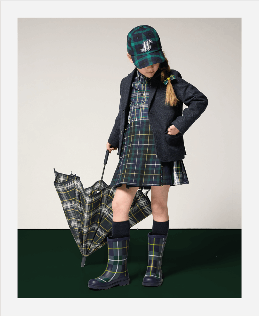 Total look bambina in tartan scozzese