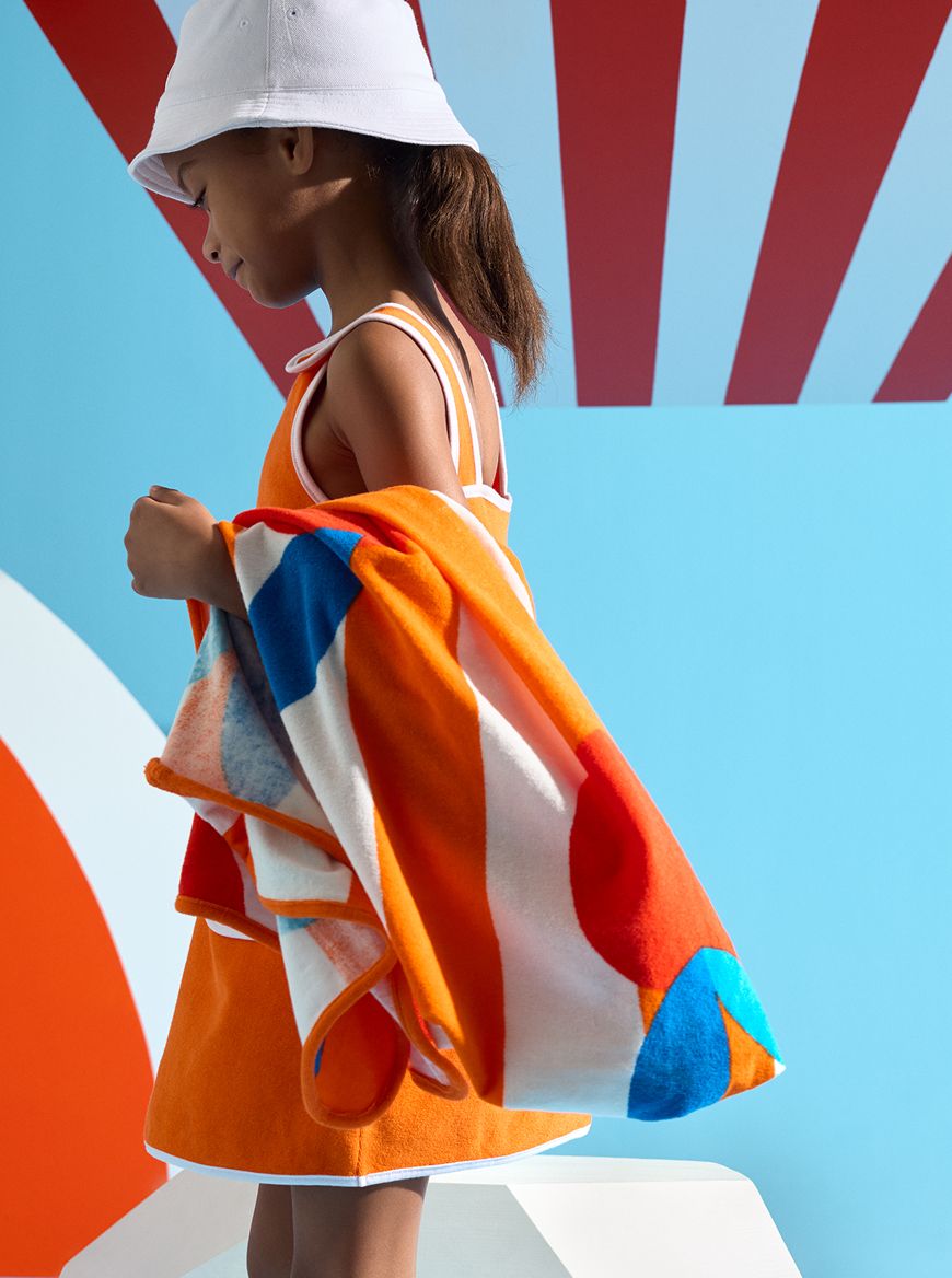 Collezione di costumi da bagno e accessori per la spiaggia